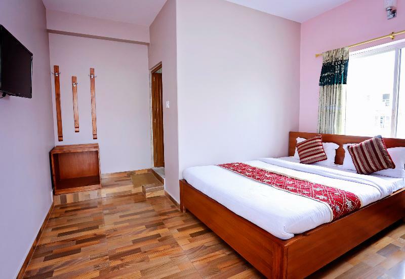 Oyo 575 Api Suites Pokhara Eksteriør bilde