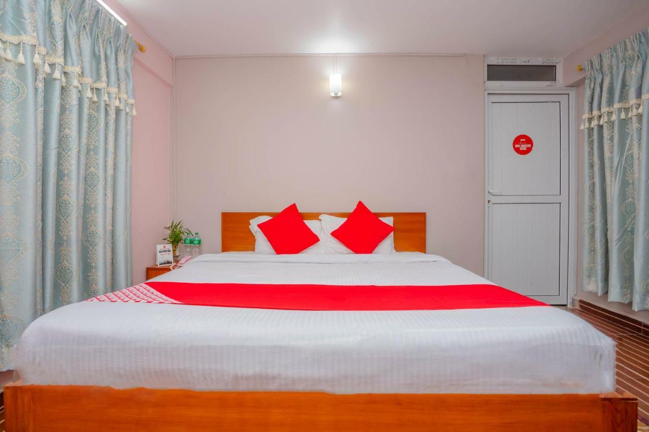 Oyo 575 Api Suites Pokhara Eksteriør bilde